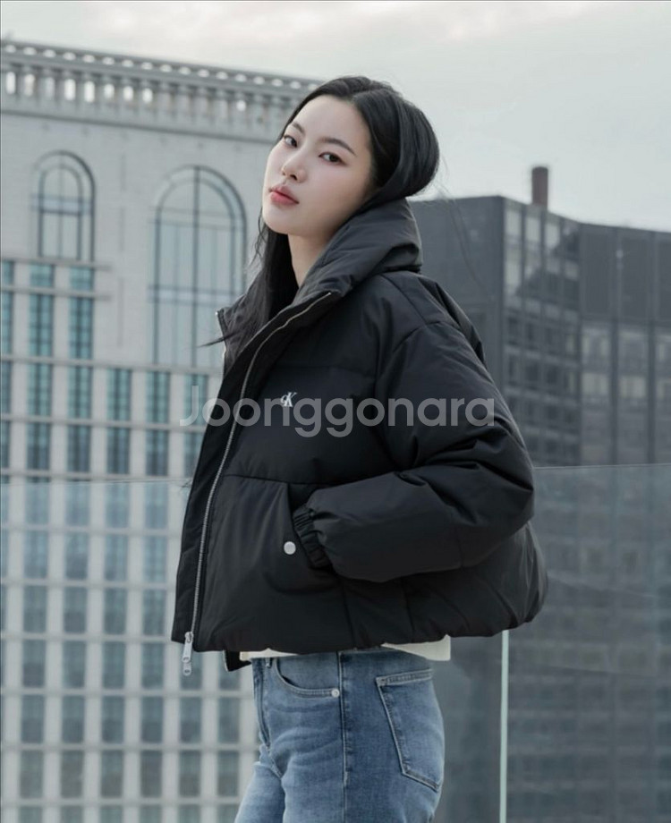 캘빈클라인 (패딩) 여성 볼륨 넥 크롭 다운 푸퍼--3
