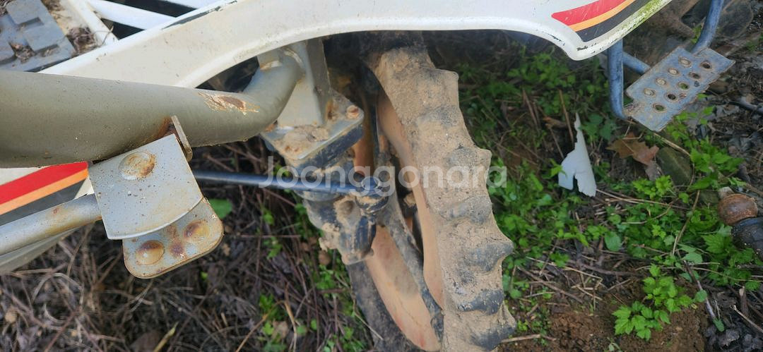 방치한 사륜 4WD 동양승용이앙기 PG63 작업기 운반차--4