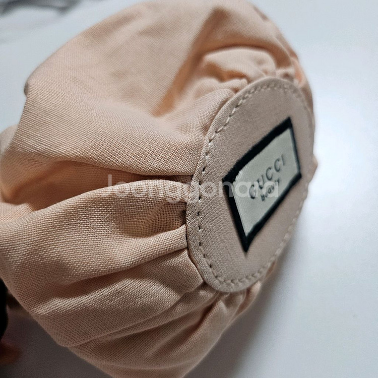 새제품)구찌뷰티 드로스트링 복조리 파우치--0