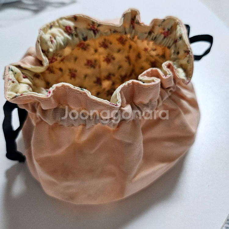 새제품)구찌뷰티 드로스트링 복조리 파우치--2