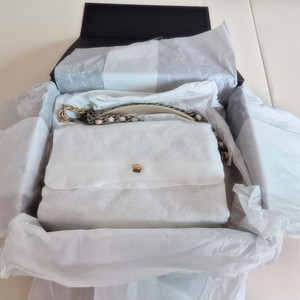 샤넬19백 베이지 미듐 실사용 거의 없는 제품 팝니다