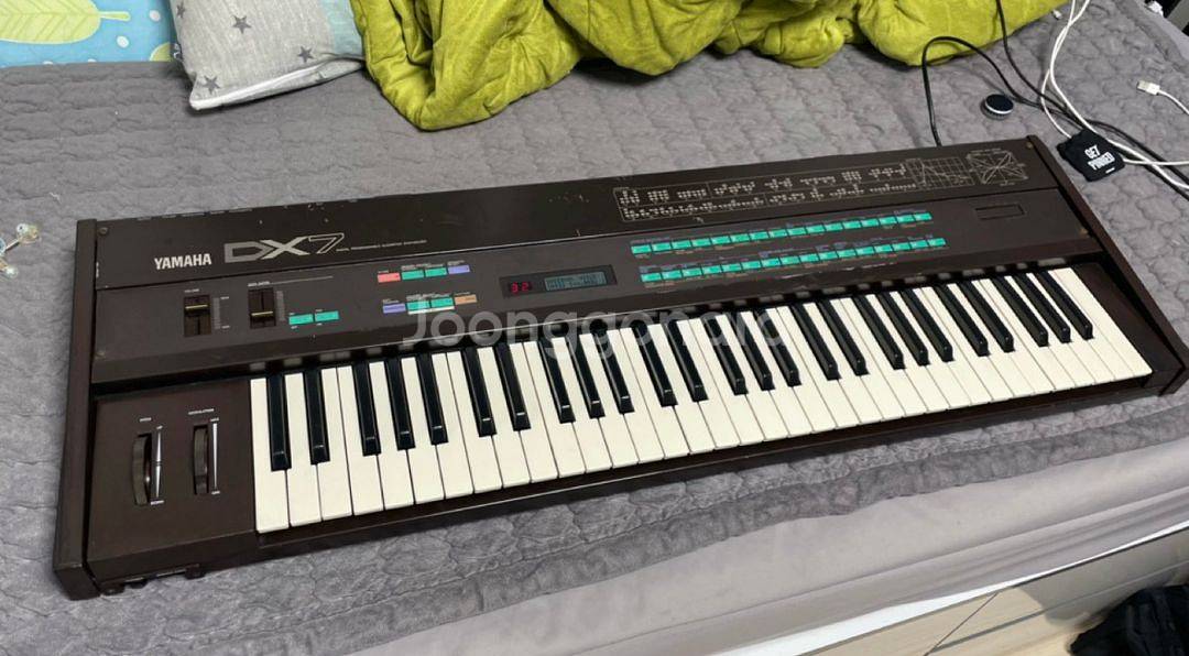 야마하 DX7 신디사이저 판매합니다 220v--2