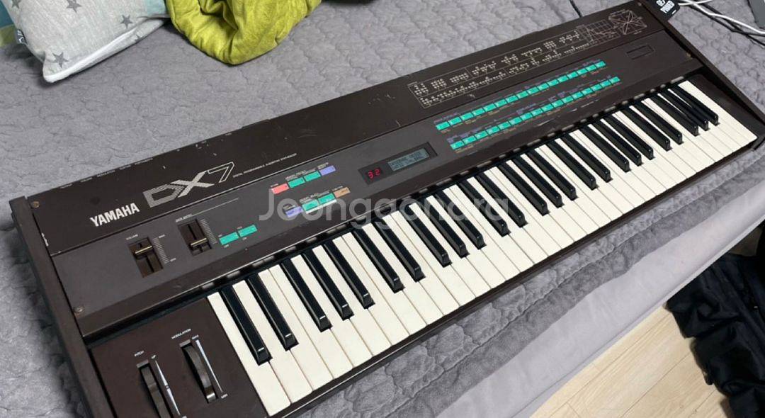 야마하 DX7 신디사이저 판매합니다 220v--1