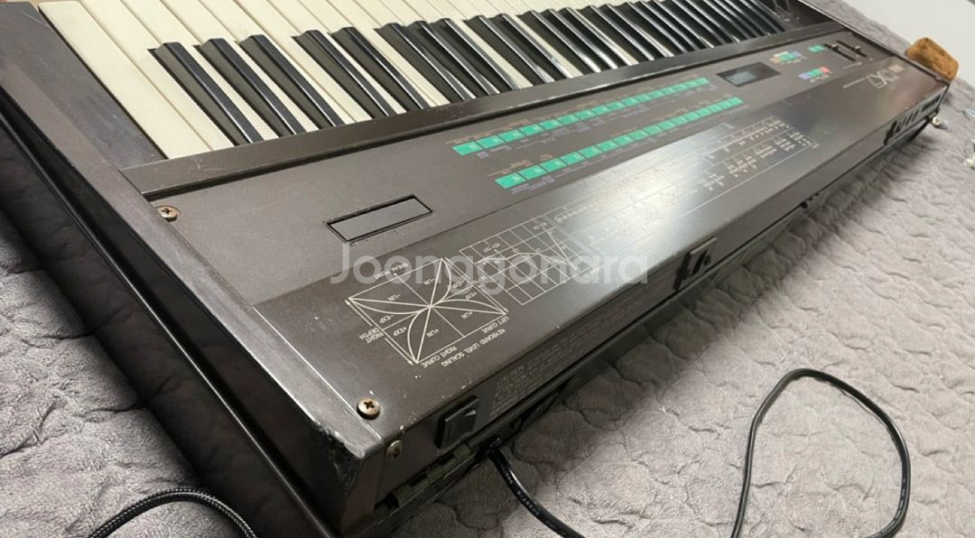야마하 DX7 신디사이저 판매합니다 220v--4