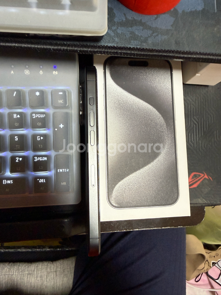 아이폰 15프로 256GB 팝니다.--5