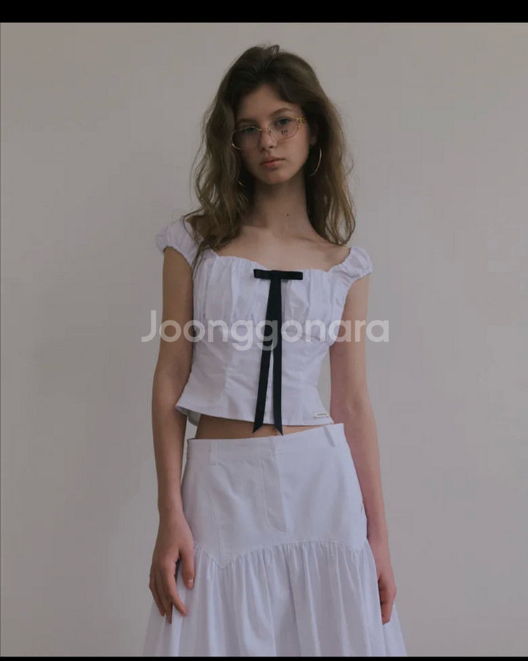 오버듀플레어 리본 하트넥 볼륨 블라우스 화이트--0