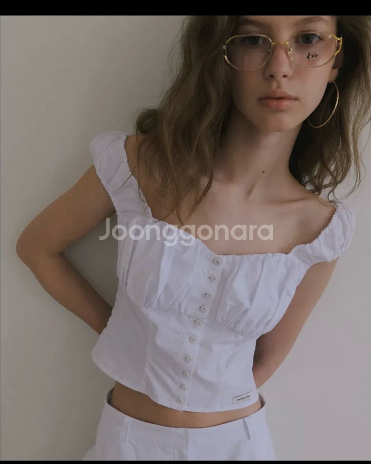 오버듀플레어 리본 하트넥 볼륨 블라우스 화이트--1