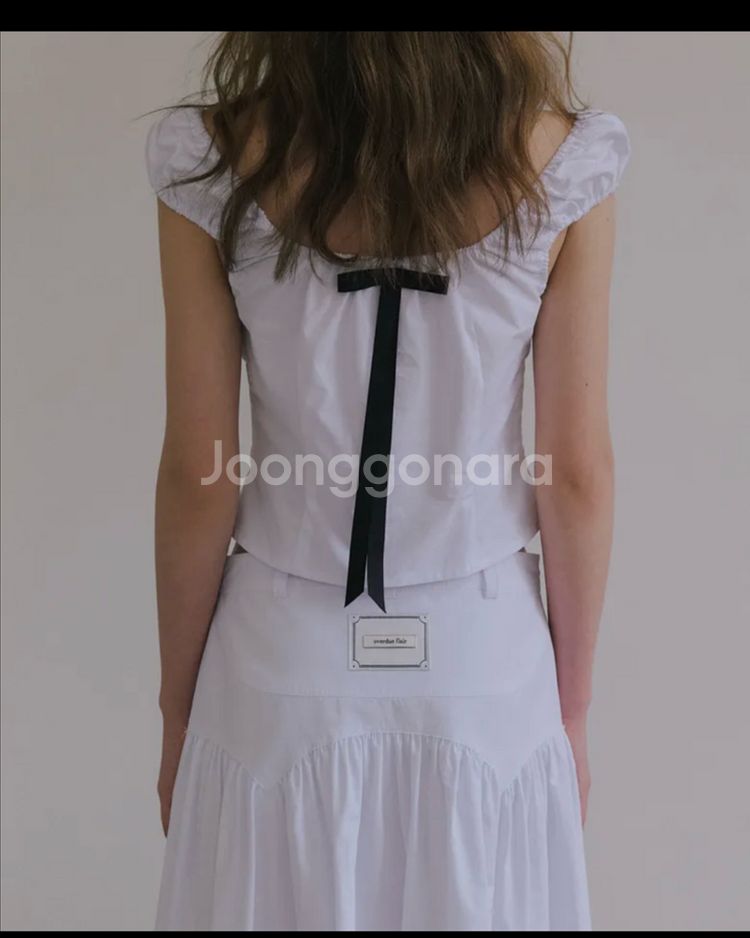 오버듀플레어 리본 하트넥 볼륨 블라우스 화이트--2