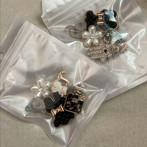 블랙/화이트 디자인 크록스 지비츠 세트