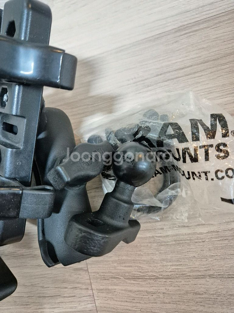 램마운트 거치대 팝니다.--1