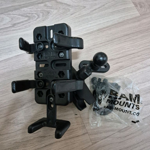 램마운트 거치대 팝니다.