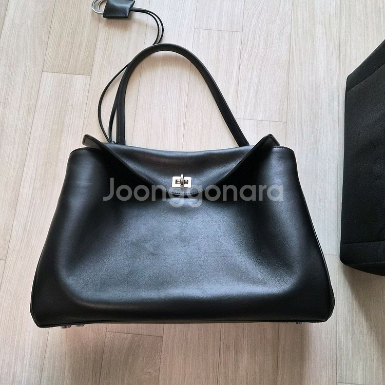 발렌시아가 로데오백 미디움 팝니다. (25.07 구매)--1