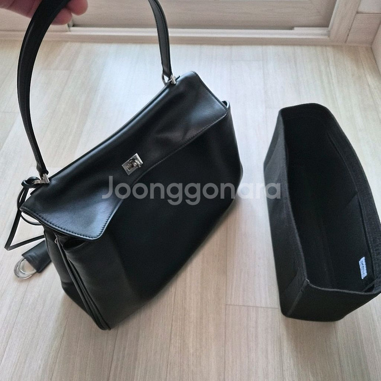 발렌시아가 로데오백 미디움 팝니다. (25.07 구매)--0