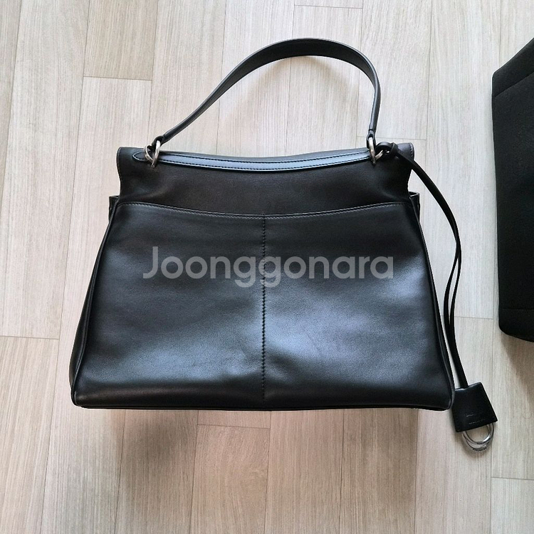 발렌시아가 로데오백 미디움 팝니다. (25.07 구매)--2