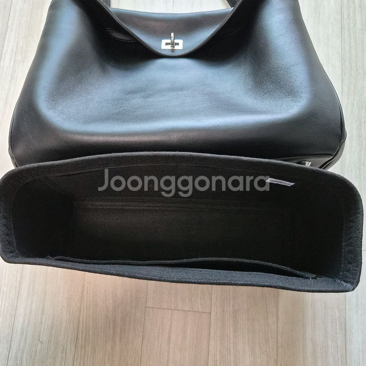 발렌시아가 로데오백 미디움 팝니다. (25.07 구매)--3