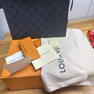 루이비통 이클립스 포쉐트 보야주 클러치