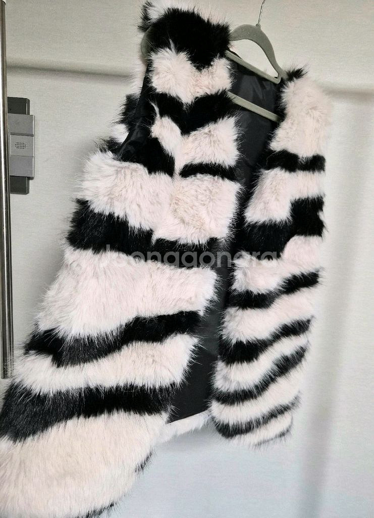 미착용 블랙&화이트 배색 퍼 베스트--1