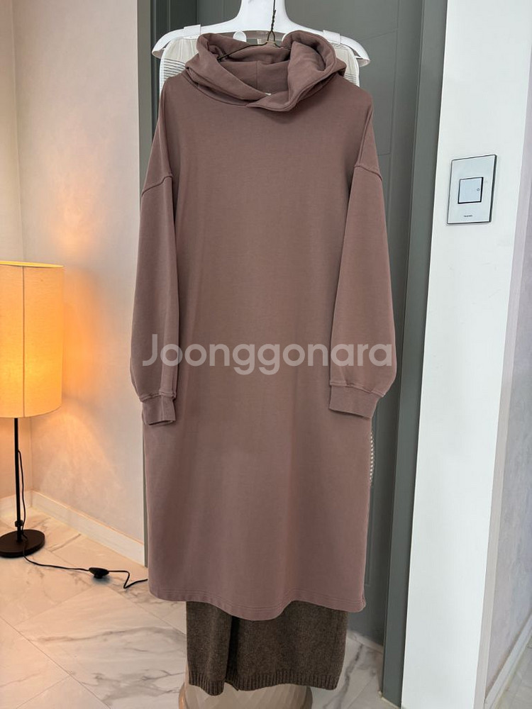 주카 뒷레터링 후드 원피스 프리사이즈--2