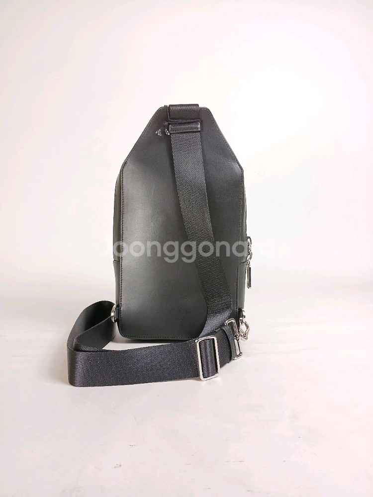 칼라거펠트 loom lea 검정 가죽 남성 슬링백--4