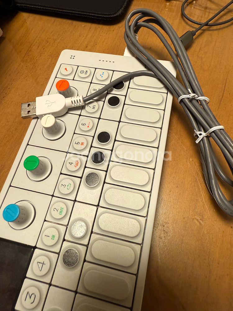 Teenage Engineering OP-1 신디사이저--2
