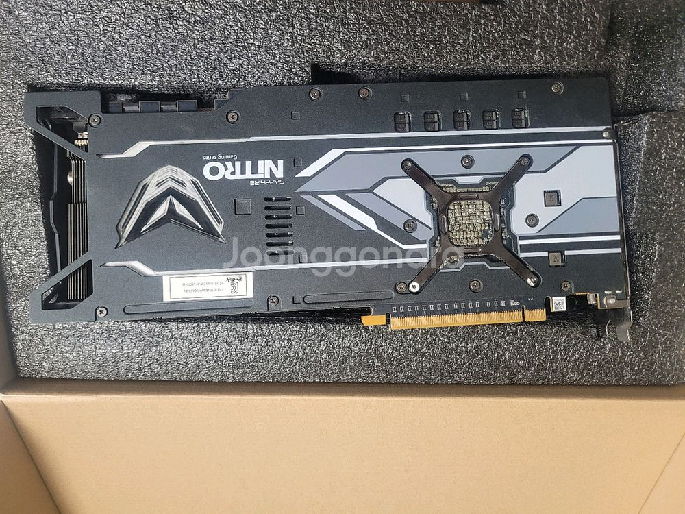 사파이어 NITRO+ RX VEGA 64 8GB--1