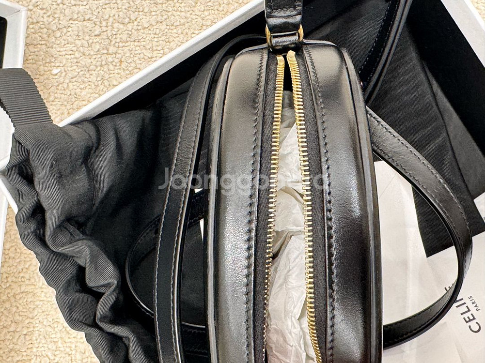 셀린느 오벌 펄스 블랙백--2