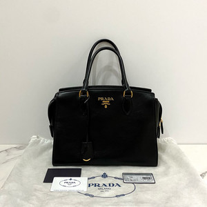 프라다 메탈로고 그레이스 카프 레더 토트백 크로스백