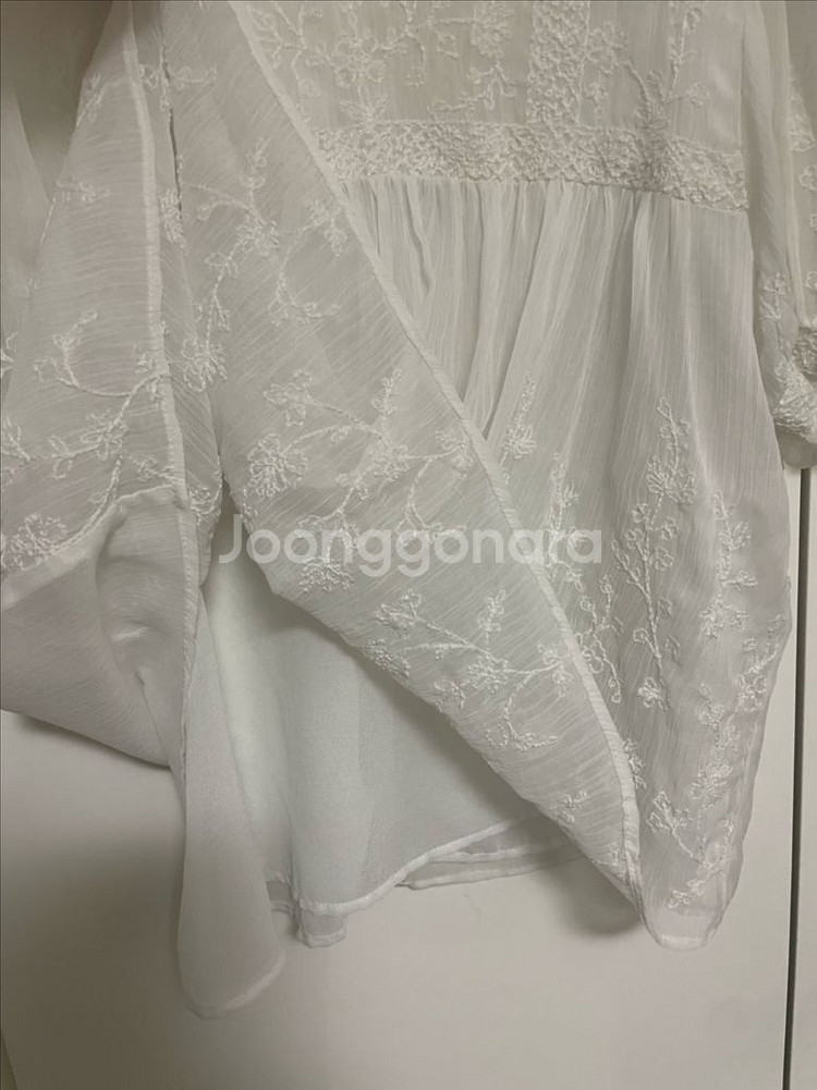 자라 자수 화이트 반팔 쉬폰 블라우스--5