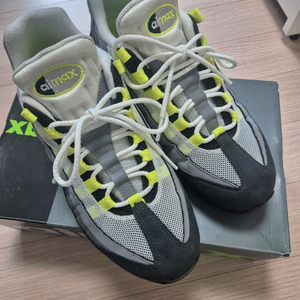 나이키에어맥스95OG 네온 엘로우(형광) 260 특A급 팝니다