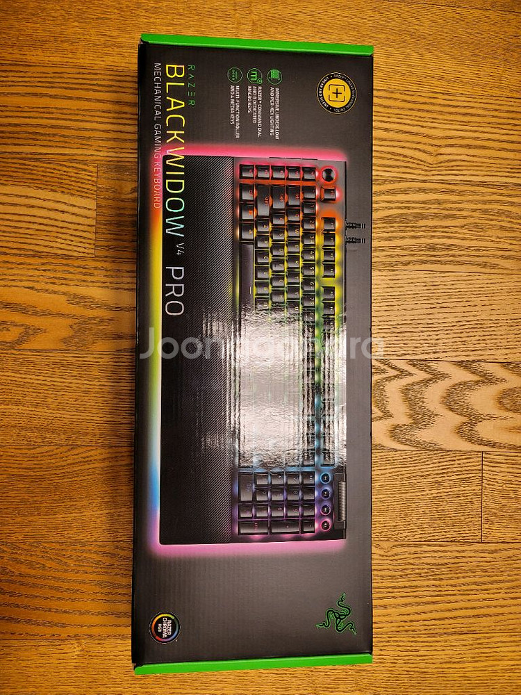 새상품 레이저 블랙위도우 V4 PRO 게이밍 키보드--0