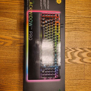 새상품 레이저 블랙위도우 V4 PRO 게이밍 키보드