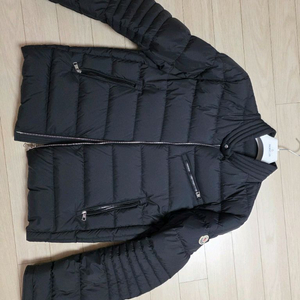 남자 몽클레어 오디 바이커 패딩 사이즈6 검정 팝니다