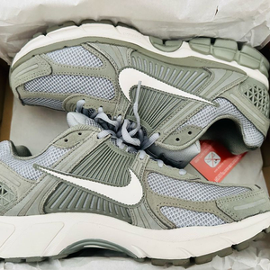 나이키 보메로5 다크스투코 275