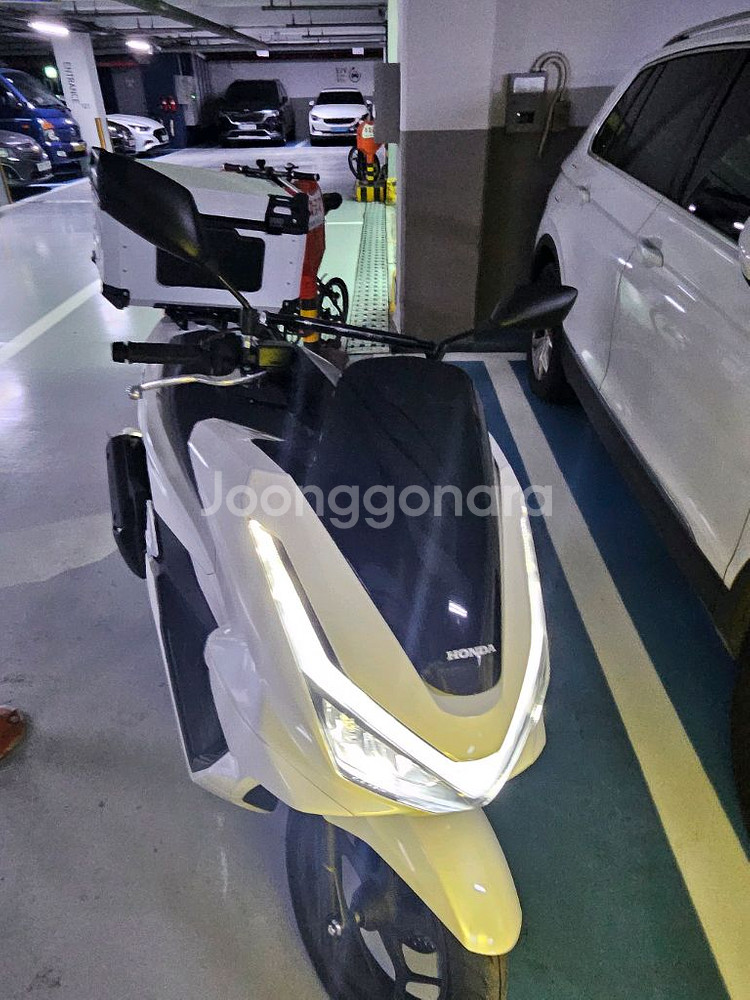 pcx25년식 3478km 배달셋팅 팝니다.--3