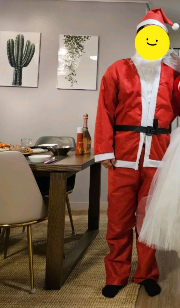 크리스마스 가족 산타 의상 이미지