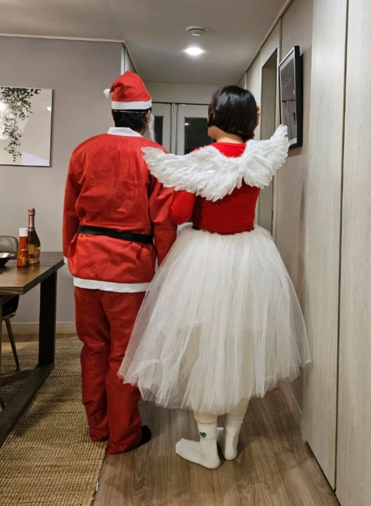 크리스마스 가족 산타 의상 이미지