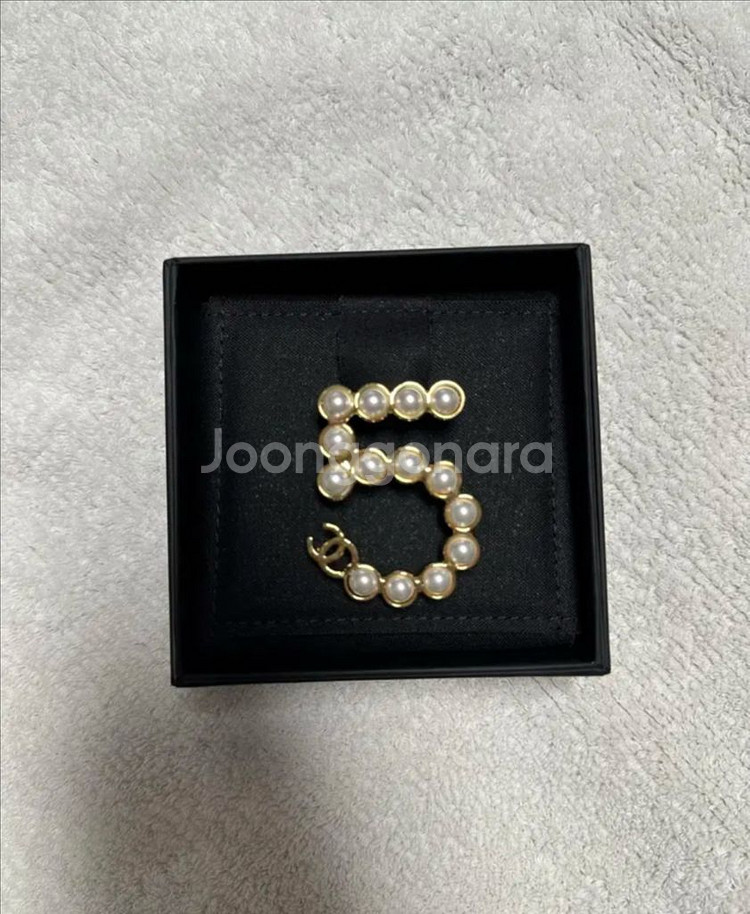 샤넬 진주브로치 넘버5 골드 102->54만원--1