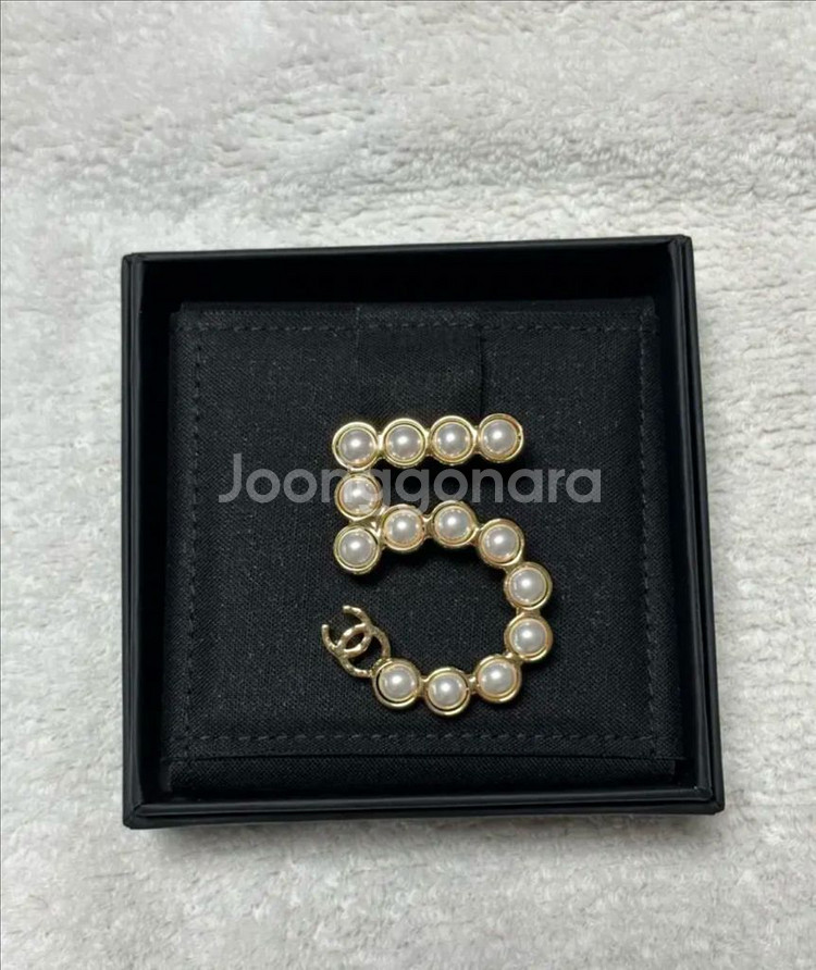 샤넬 진주브로치 넘버5 골드 102->54만원--0