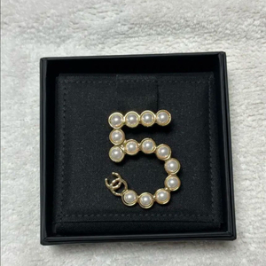 샤넬 진주브로치 넘버5 골드 102->54만원