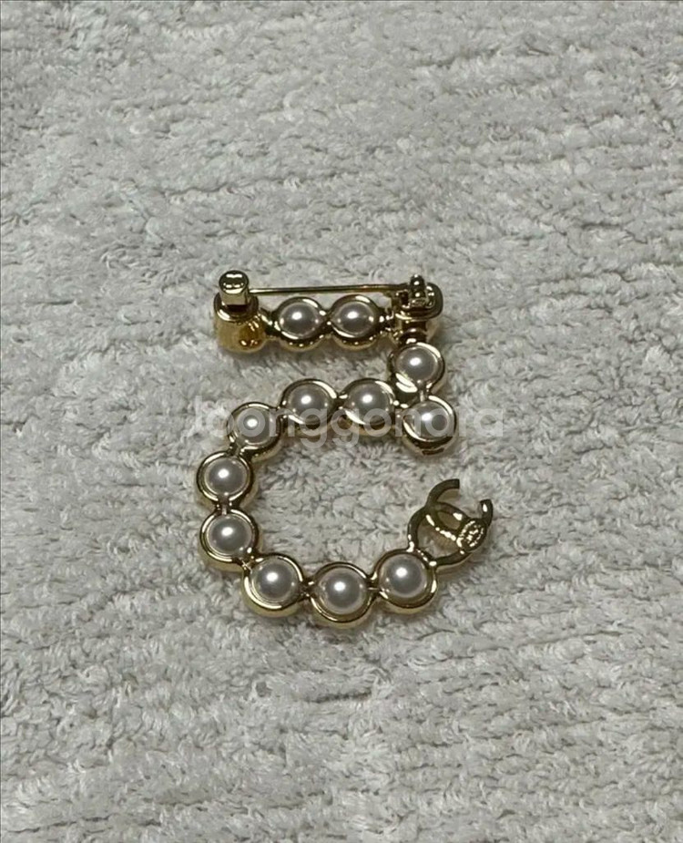 샤넬 진주브로치 넘버5 골드 102->54만원--3