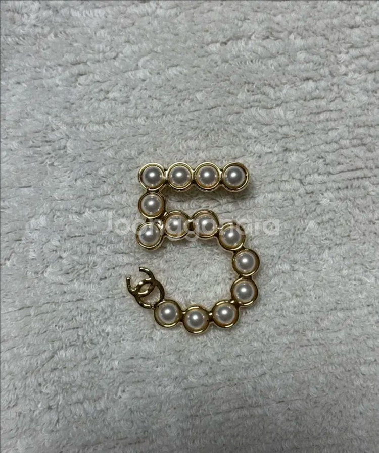 샤넬 진주브로치 넘버5 골드 102->54만원--2