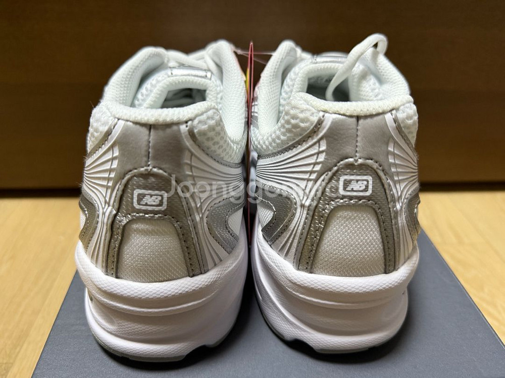 뉴발란스 740 새제품 285 판매합니다--2