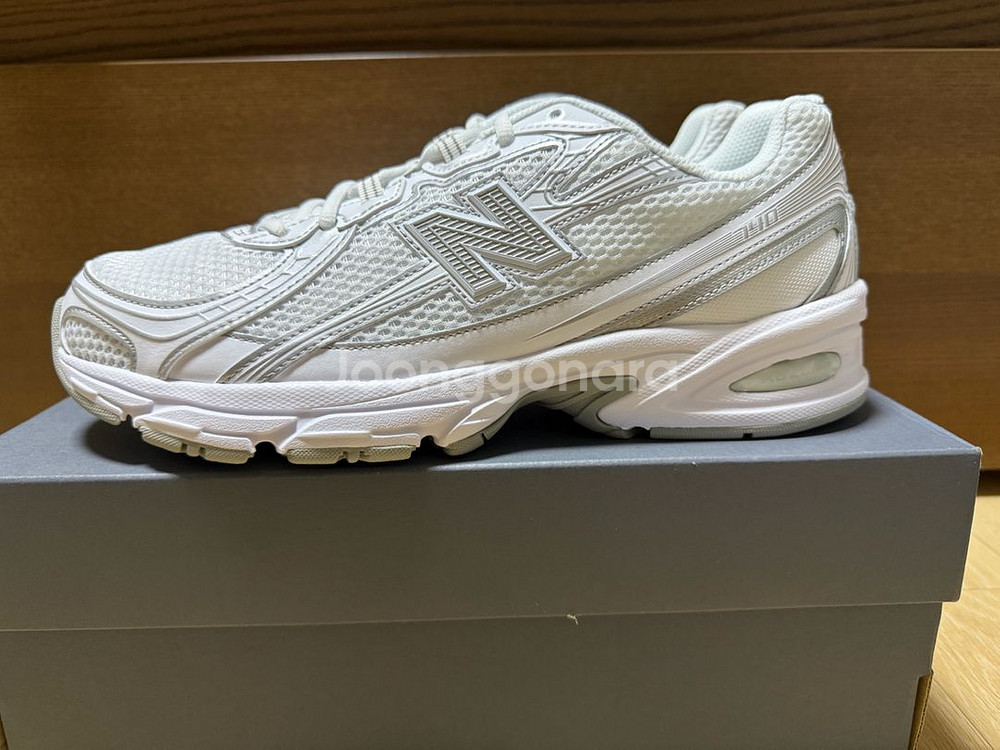 뉴발란스 740 새제품 285 판매합니다--0