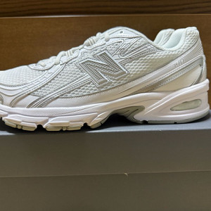 뉴발란스 740 새제품 285 판매합니다