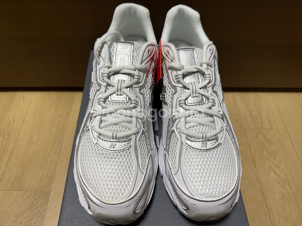 뉴발란스 740 새제품 285 판매합니다--1