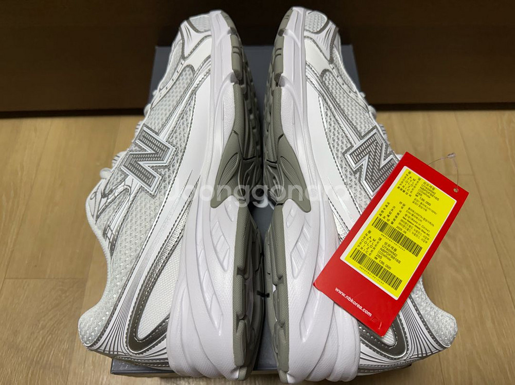 뉴발란스 740 새제품 285 판매합니다--4