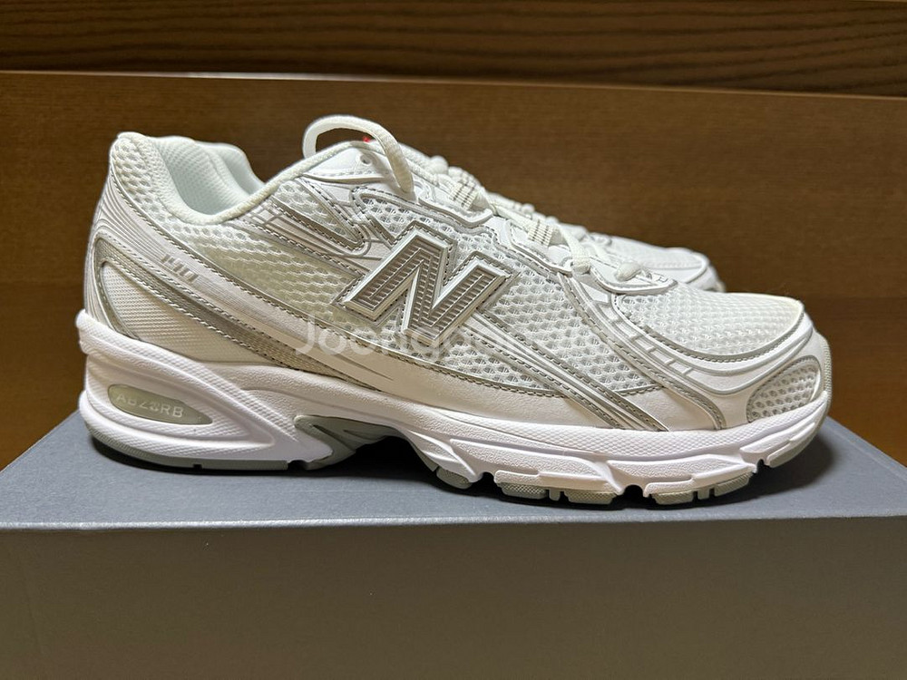 뉴발란스 740 새제품 285 판매합니다--3