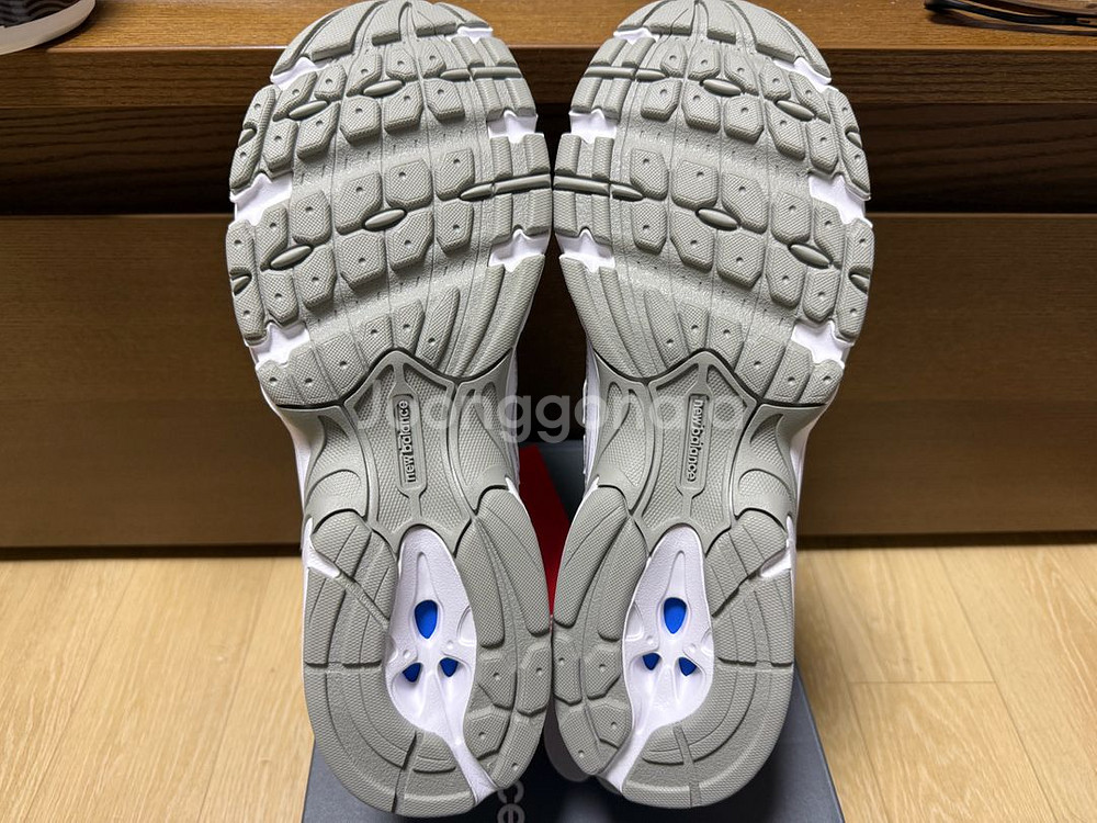 뉴발란스 740 새제품 285 판매합니다--5