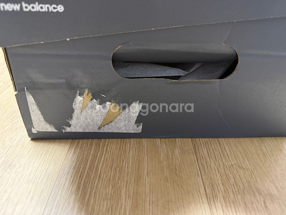 뉴발란스 740 새제품 285 판매합니다--8