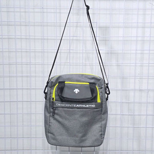 데상트 영애슬릿 A4 보조가방 크로스백